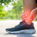 Ból stopy pod kostką – możliwe przyczyny i kiedy udać się do lekarza? ból stopy pod kostką
