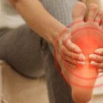 twardy bolący odcisk na stopie