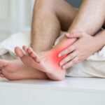 Ból w stopie z boku zewnętrznej stronie – co oznacza i jak sobie radzić? ból w stopie z boku zewnętrznej stronie