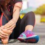 Ból stopy po bieganiu – kiedy to norma, a kiedy powód do niepokoju? Ból stopy po bieganiu