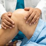 Przeprost kolana – co to jest i jak go leczyć Przeprost kolana