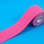 Kinesiotaping kolano – zastosowanie i techniki Kinesiotaping kolano