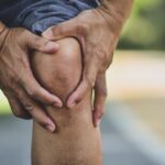 Obrzęk kolan – przyczyny, objawy i skuteczne leczenie Obrzęk kolan