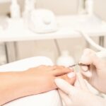 Stoliki zabiegowe w gabinecie podologicznym