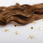 kapsulki-olejowe-z-witamina-e-znajduja-sie-na-brazowych-lokach