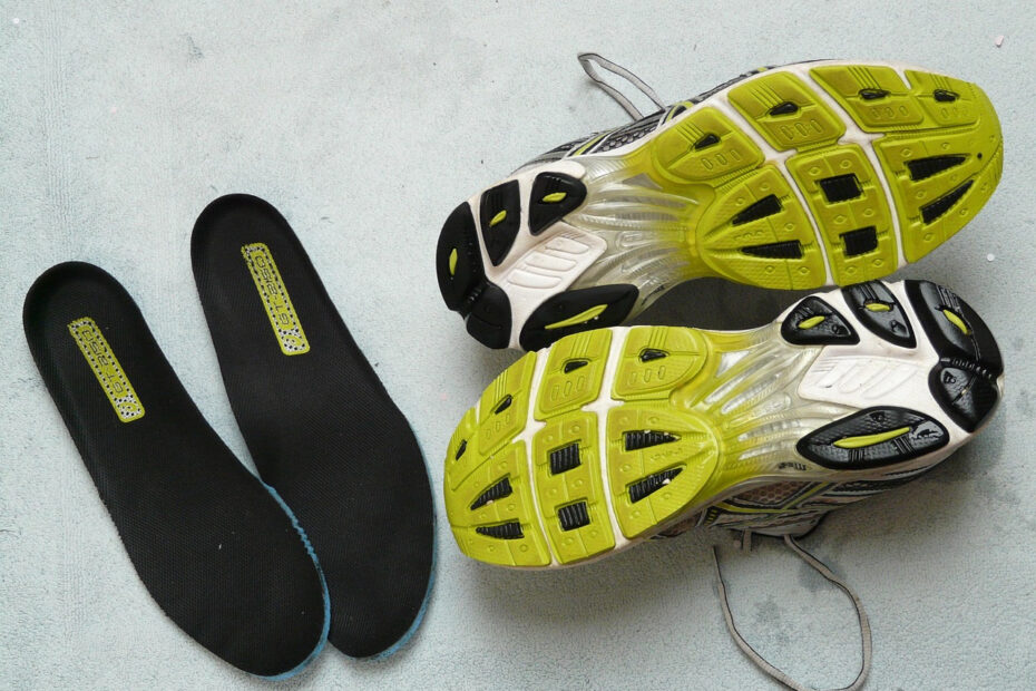 Jak zadbać o stopy w pracy? Plastry żelowe na odciski i wkładki żelowe na piętę