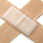 Plastry na rany przyspieszające gojenie – jak działają i kiedy je stosować? Plastry na rany przyspieszające gojenie