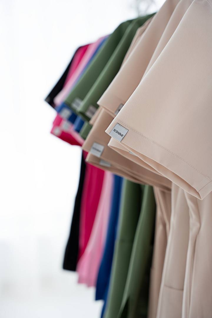 Scrubsy jako nowoczesny uniform medyczny – dlaczego odzież medyczna ma dziś większe znaczenie niż kiedykolwiek?